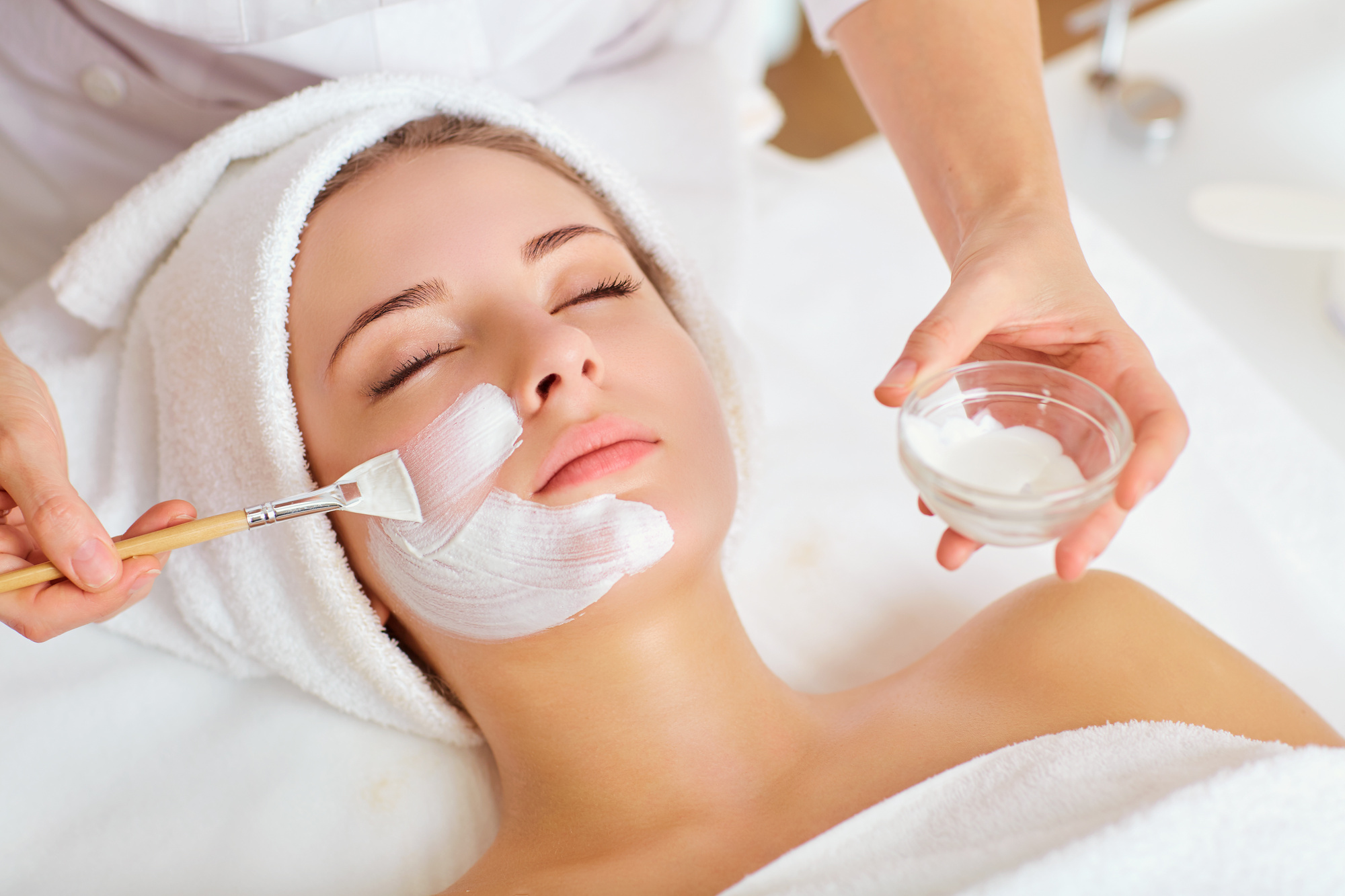 Woman-in-mask-on-face-in-spa-b